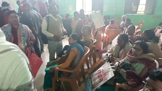 सूरजगढ़ा प्रखंड परिसर स्थित अंबेडकर सभा भवन में जातीय गणना का प्रथम चरण समाप्ति के पश्चात संबंधित कागजातों को जमा की जा 