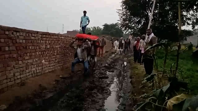 जिला अलीगढ़ एक तरफ योगी सरकार बड़े बड़े वादे कर रही है डेड बॉडी के लिए चार कंधों की जरूरत होती है वहां पर दो ही कंधे नजर