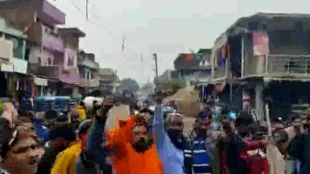 सपा नेता स्वामी प्रसाद मौर्या का बीजेपी कार्यकर्ताओं ने फूँका पुतला जमकर लगे नारे, थाने में दिया तहरीर