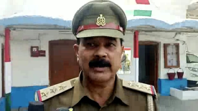 चंदौसी रेलवे स्टेशन से गाड़ी में बैठी महिला के साथ गैंगरेप की घटना के संबंध में जानकारी देते जीआरपी थाना प्रभारी चंदौसी 