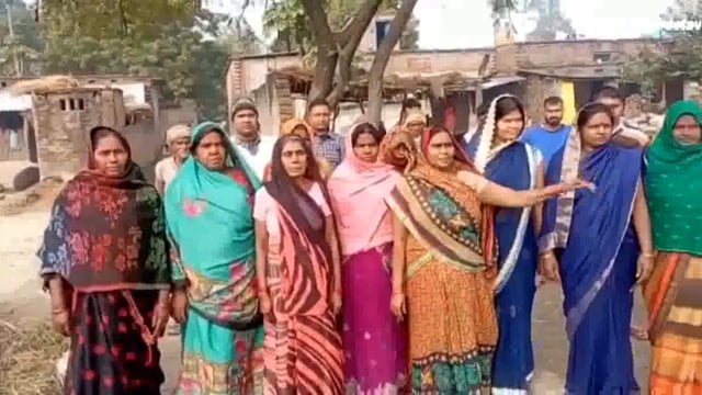 हरिजन बस्ती में नाबदान के पानी की निकासी के लिए ग्रामीणों ने किया प्रदर्शन