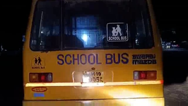 आटपाडी एज्युकेशन सोसायटीच्या डायनामिक मिडीयम स्कूल बस वर
ड्रिंक अँड ड्राईव्ह चा गुन्हा दाखल तासगाव वाहतूक पोलिसांनी स्टँ