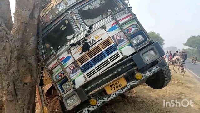 सूर्यगढ़ा nh80 मेदनी चौकी थाना क्षेत्र अंतर्गत हैवतगंज के पास एक बालू लोड ट्रक पलट गई