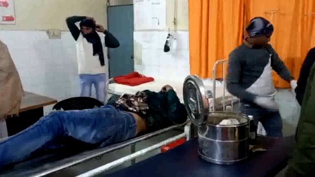 गौडा रोड उसरमचौराहे के पास बाइक सवार को अज्ञात वाहन ने मारी टक्कर बाइक सवार गंभीर रूप से घायल जिला अस्पताल के लिए रेफ