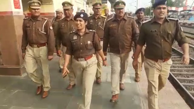 गणतंत्र दिवस के पर्व लेकर औरैया एसपी चारू निगम ने फफूंद रेलवे स्टेशन का किया निरीक्षण सुरक्षा व्यवस्था के देखे इंतजाम 