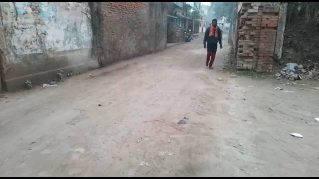 जर्जर सड़क पर आवागमन में हो रही परेशानी