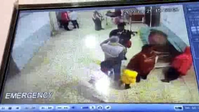 सीसीटीवी फुटेज के बाद हुआ बड़ा खुलासा हेलमेट बाग डॉक्टर बिगड़े सपा राष्ट्रीय प्रवक्ता कहा ऐसे डॉक्टरों को बर्खास्त करना 