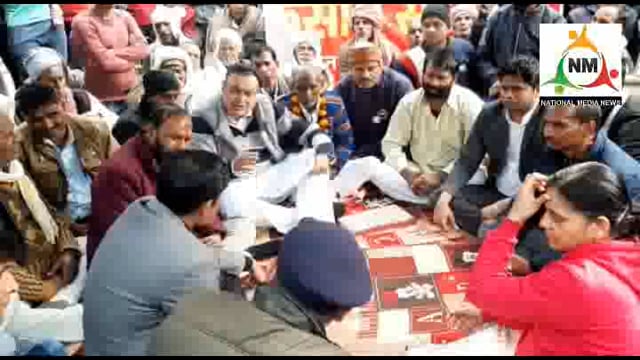 आंदोलनरत किसानों को जूस पिलाकर समाप्त कराया सत्याग्रह आंदोलन।