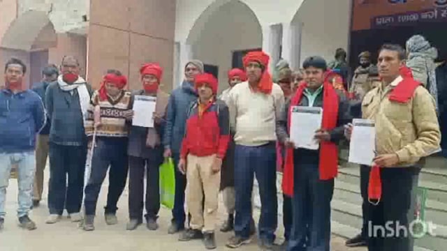 ग्रामीण क्षेत्रों में थानों पर तैनात चौकीदारों ने मथुरा डीएम को सौंपा ज्ञापन