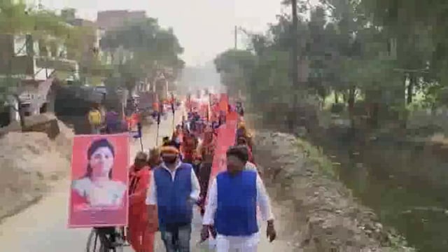 अपना दल (एस) के नेता व कुशल व्यवशायी जय कौशल ने नगर पंचायत लालगंज क्षेत्र में परिवर्तन पद यात्रा निकाला
