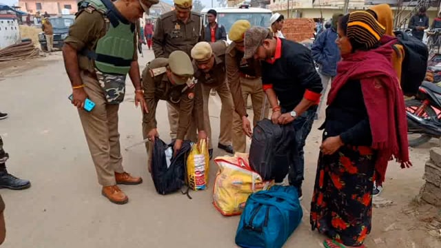 एसपी के नेतृत्व में राष्ट्रीय पर्व गणतंत्र दिवस के मौके पर शोहरतगढ़ खुनवा में अंतरराष्ट्रीय सीमा पर किया गया फ्लैग मार्च