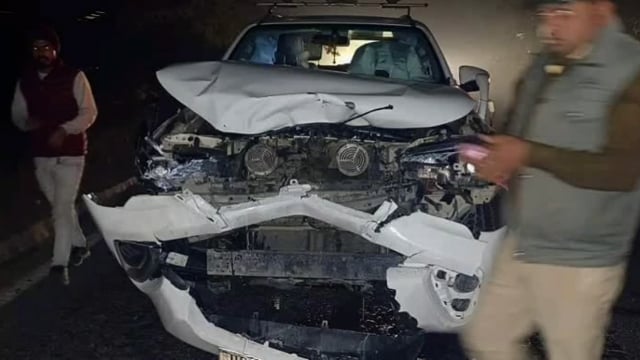 डुमरियागंज सांसद जगदम्बिकापाल कि गाड़ी संतकबीरनगर के चुरेन में नील गाय से टकराई बाल बाल बचे सांसद