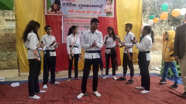 गणतंत्र दिवस के अवशर पर ब्रज कृषक इंटर कॉलेज के छात्र छात्राओं ने नाटक के माध्यम से अधिक से अधिक मतदान करने की अपील की