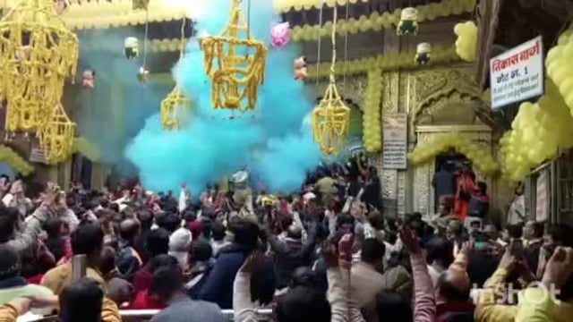 ब्रज में हुई होली की शुरुआत बांके बिहारी ने भक्तों संग खेली होली