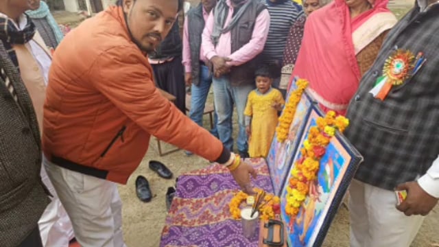 वजीरगंज के नगवा मे गणतंत्र दिवस पर ग्रामसभा के विभिन्न स्कूलों मे प्रधान ने किया ध्वजारोहण, मिष्ठान का कराया वितरण