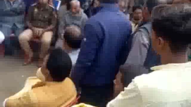 प्रधान पुत्र की साजिसन हत्या, परिजनों ने शव अंतिम संस्कार करने किया इनकार
SHO, SI, समेत चार निलंबित
भारी पुलिस बल तैनात