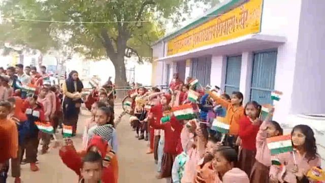 खैर तहसील क्षेत्र के गांव शिवाला कला में प्राथमिक विद्यालय में मनाया गया गणतंत्र दिवस