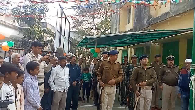 थरथरी प्रखंड  थरथरी अंचल मे धूमधाम से मना 74वा गणतंत्र दिबस अंचला अधिकारी गरिमा गितिका ने दी झंडा को सलामी