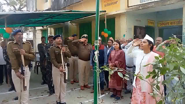 थरथरी प्रखंड  थरथरी अंचल मे धूमधाम से मना 74वा गणतंत्र दिबस अंचला अधिकारी गरिमा गितिका ने दी झंडा को सलामी