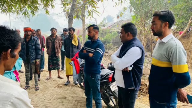 बनघुसरा मे अग्निकांड पीड़ित परिवार से मिले जिला पंचायत सदस्य ने आर्थिक सहयोग करते हुए दिया हरसम्भव सहयोग का आश्वासन 