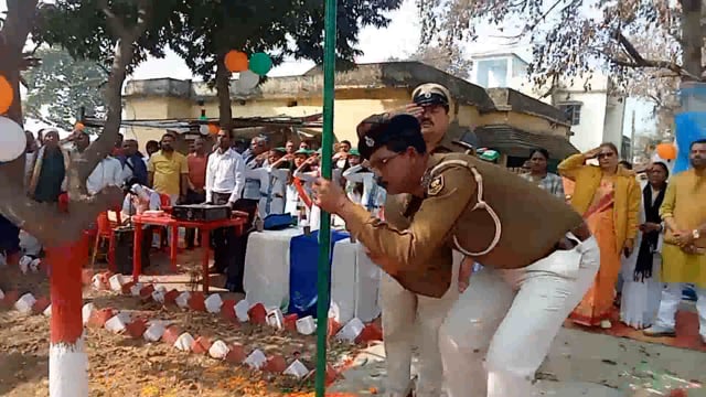 थरथरी प्रखंड ke थरथरी थाना मे धूमधाम से मना 74वा गणतंत्र दिबस थाना प्रभारी राकेश कुमार  ने किया झंडा तोलान