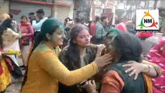 ब्रज में हुई होली की शुरूआत,
बांके बिहारी ने भक्तों के साथ खेली होली 