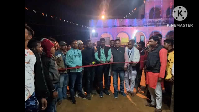 यादव क्रिकेटक्लब नवटोलिया द्वारा आयोजित नाइटक्रिकेट टूर्नामेंट का स्थानीय मुखिया विनय कु०सिंह ने फीता काटकर किया शुभारंभ