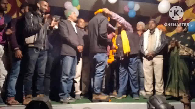 घुठियारा में युवासंघ द्वारा आयोजित भक्ति संगीत कार्यक्रम का मुखिया प्रतिनिधि संजीव कुमार सुमन ने फीता काटकर उद्घाटन किया