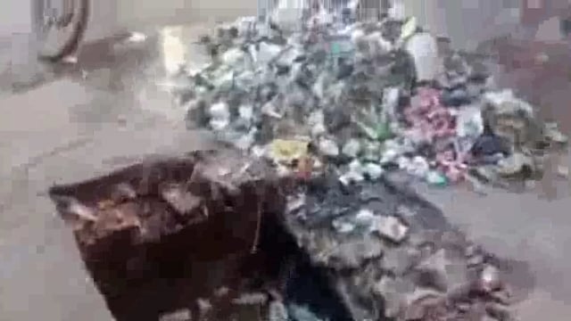 सफाई के नाम पर गंदगी फैला रहे हैं नगरपालिका कर्मचारी दुकानदार हुए परेशान वीडियो बनाकर किया वायरल


