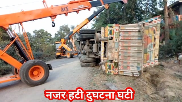 कौशांबी से मोरंग लाद कर फैजाबाद के लिए जा रहा था ट्रक आम के पेड़ और बिजली के खंबे को तोड़ते हुए गाढ़े में जाकर पलट गया।