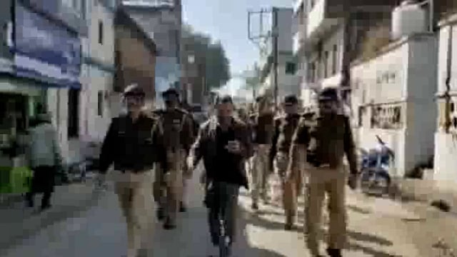 एमएलसी चुनाव को लेकर दल बल के साथ सड़क पर उतरा प्रशासन किया फुट मार्च


