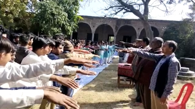 जिले के पचनंद इंटर कॉलेज सेंगनपुर में यातायात नियमों की स्कूली छात्र छात्राओं को शपथ दिलाते   T I  देवेंद्र कुमार शर्मा