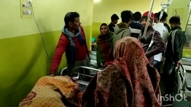 बाइक सवार तीन युवक अनियंत्रित होकर बिजली पोल से टकरा कर हुए घायल कराया गया इलाज एक को किया गया रेफर 