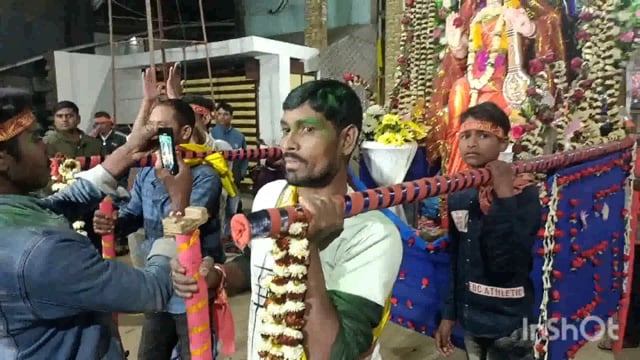 मां शारदे की प्रतिमा का विसर्जन को लेकर युवा डोली में बिठाकर अपने कन्धों पे लिए जा रहे हैं