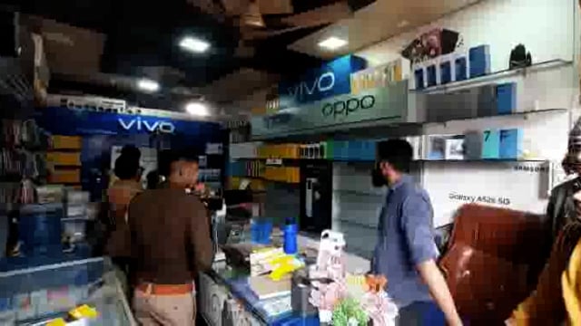 मोबाइल की दुकान से लाखों का समान ले उड़े चोर पुलिस चौकी से चंद कदमों पर ही है मोबाईल सॉप