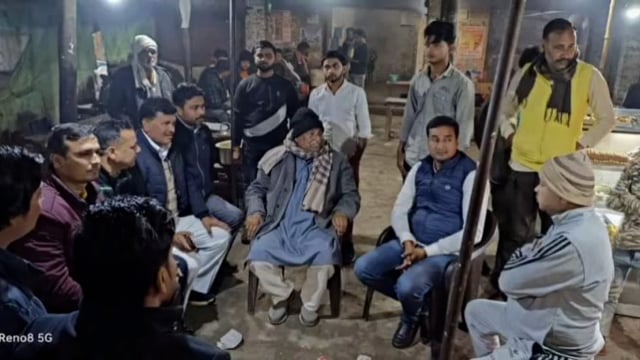 इटवा विधायक माता प्रसाद पांडे ने भीषण ठंड को देखते हुए बिस्कोहर में क्षेत्रवासियों से की मुलाकात जाना उनका हाल