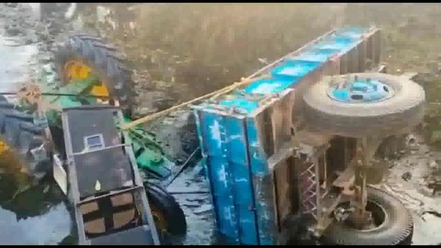 ट्रैक्टर नदी में पलटने से एक बालक की हुई मौत; सरस्वती प्रतिमा विसर्जन कर लौट रहा था ट्रैक्टर 