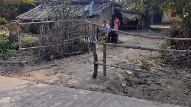 महनुआं खास गांव के लोगों ने गाँव के कुछ लोगों द्वारा रास्ता बंद करने पर डुमरियागंज थाने में की शिकायत ।