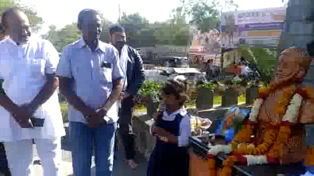 कु.गौरवी बुक्का यांनी भागवत गीतेचा श्लोक सादर करून छत्रपती शिवाजी महाराज यांना दिली मानवंदना