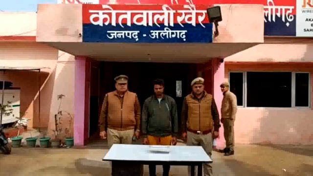 राजपुर नहर से खैर पुलिस ने एक वांछित अभियुक्त को तमंचा सहित एक जिंदा कारतूस सहित किया गिरफ्तार भेजा जेल