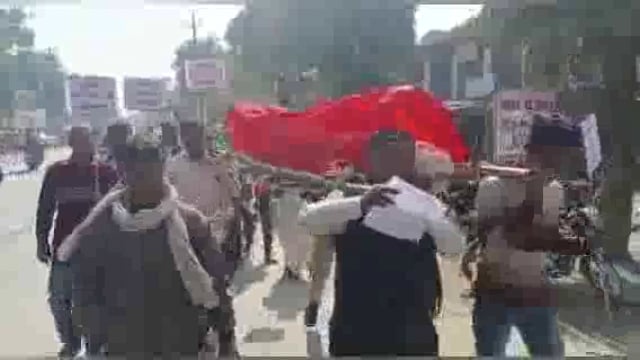 स्वामीप्रसाद मौर्या के रामचरित मानस परविवादित बयानदेने पर डुमरियागंजमें निकली गईउनकी शव यात्रा निकाली किया गया गई पुतला 