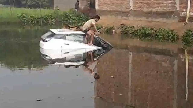 राया के कोयला फाटक के समीप नींद का झपकी आ जाने के चलते कार  नाले में कूदी