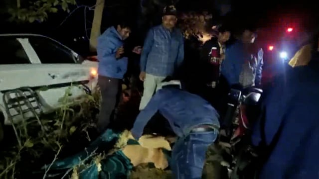 अनियंत्रित कार पेड़ से टकराई, एक महिला की मौके पर मौत
थाना नवाबगंज