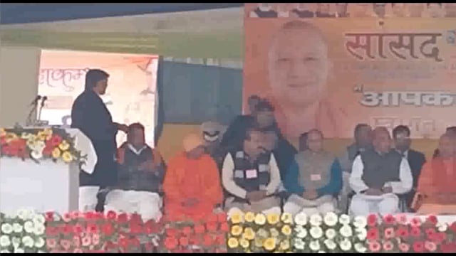 जिला स्टेडियम में सांसद खेल महाकुंभ में CM के कार्यक्रम में मंच पर कुर्सी के लिए खड़े रहे शोहरतगढ़ विधायक विनय वर्मा।