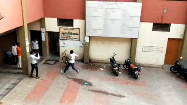 स्वाभिमानीचे अमोल पाटील यांचा तहसीलदार यांच्या दालनात आत्मदहनाचा प्रयत्न 