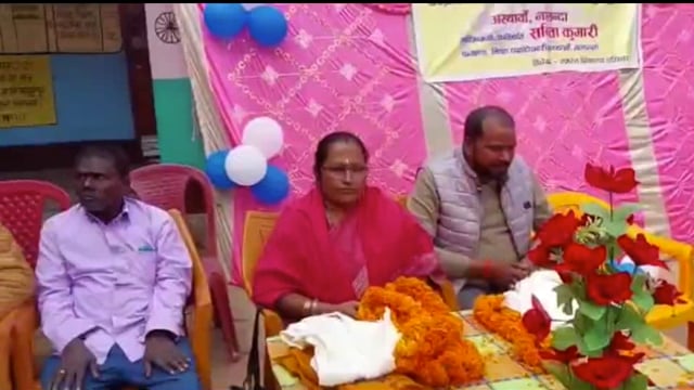 शिक्षक की सेवानिवृत्त होने पर दी गई विदाई