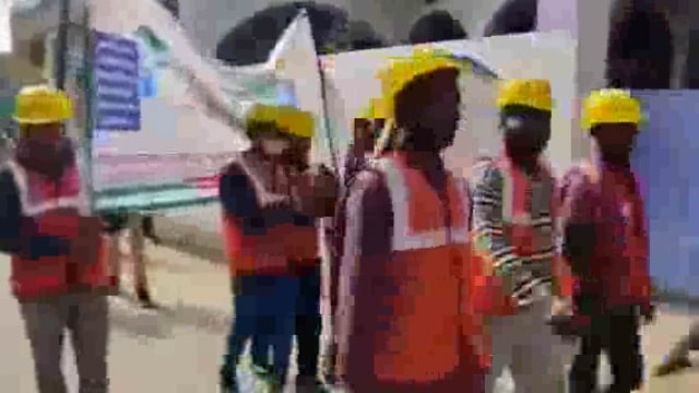 स्वच्छता की जानकारी देने व लोगो को जागरूक करने सड़क। पर उतरे नगर पालिका के कर्मी

