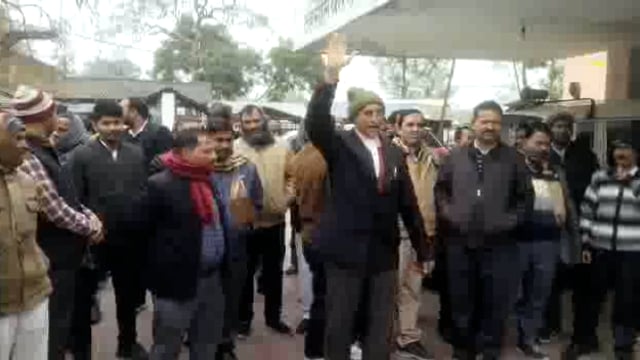 कर्नलगंज तहसील परिसर में आक्रोशित अधिवक्ताओं ने किया प्रदर्शन