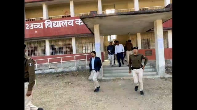 इंटरमीडिएट परीक्षा के पहले दिन जिला पदाधिकारी ने परीक्षा केंद्रों का जायजा लेते 
