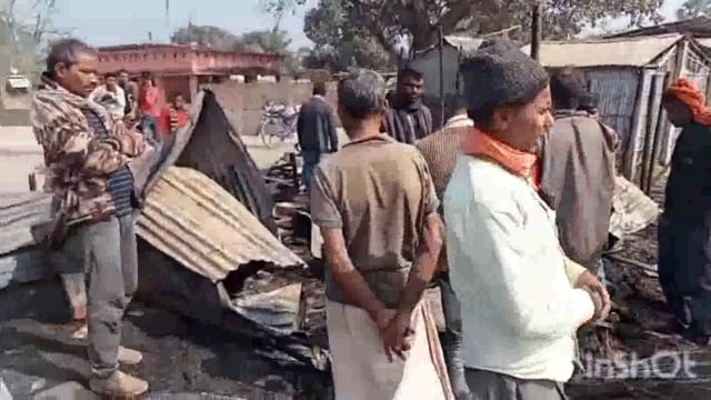 बरेटा चौक में लगी भीषण आग तीन दुकान सहित 5 घर जलकर हुआ राख